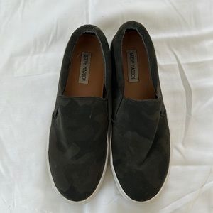 STEVE MADDEN CAMO SNEAKERS